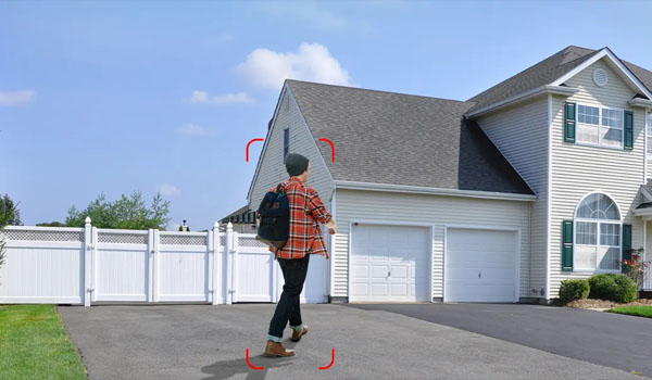 Беспроводная камера с настенным светильником