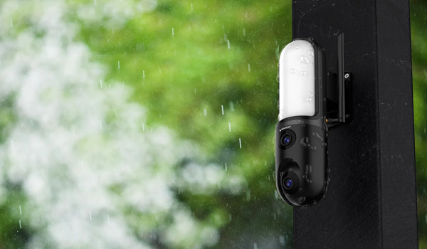 Беспроводная камера с настенным светильником